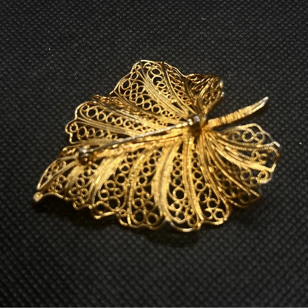Vintage LISNER Gold Tone Filigree Leaf Brooch Pin 2”‎ Marked